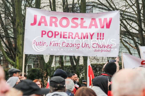  19.12.2015 WARSZAWA <br />MANIFESTACJA POD SEJMEM W OBRONIE DEMOKRACJI <br />N/Z BANERY TRANSPARENTY<br /> 