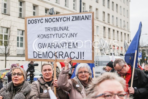  19.12.2015 WARSZAWA <br />MANIFESTACJA POD SEJMEM W OBRONIE DEMOKRACJI <br />N/Z BANERY TRANSPARENTY<br /> 