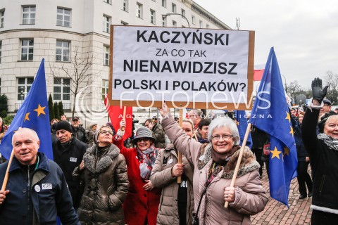  19.12.2015 WARSZAWA <br />MANIFESTACJA POD SEJMEM W OBRONIE DEMOKRACJI <br />N/Z BANERY TRANSPARENTY<br /> 