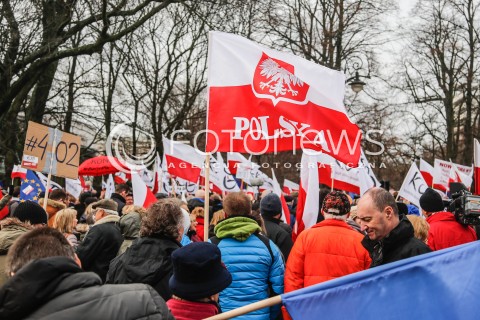  19.12.2015 WARSZAWA <br />MANIFESTACJA POD SEJMEM W OBRONIE DEMOKRACJI <br />N/Z BANERY TRANSPARENTY FLAGI<br /> 