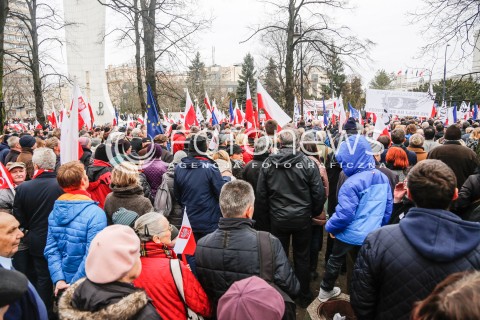  19.12.2015 WARSZAWA <br />MANIFESTACJA POD SEJMEM W OBRONIE DEMOKRACJI <br />N/Z BANERY TRANSPARENTY TLUMY FLAGI<br /> 