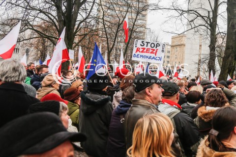  19.12.2015 WARSZAWA <br />MANIFESTACJA POD SEJMEM W OBRONIE DEMOKRACJI <br />N/Z BANERY TRANSPARENTY TLUMY FLAGI<br /> 