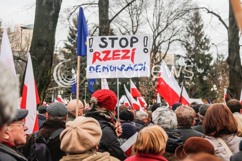  19.12.2015 WARSZAWA <br />MANIFESTACJA POD SEJMEM W OBRONIE DEMOKRACJI <br />N/Z BANERY TRANSPARENTY TLUMY FLAGI<br /> 