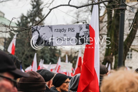  19.12.2015 WARSZAWA <br />MANIFESTACJA POD SEJMEM W OBRONIE DEMOKRACJI <br />N/Z BANERY TRANSPARENTY TLUMY FLAGI<br /> 