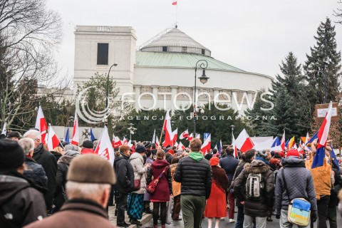  19.12.2015 WARSZAWA <br />MANIFESTACJA POD SEJMEM W OBRONIE DEMOKRACJI <br />N/Z BANERY TRANSPARENTY SEJM<br /> 