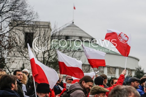  19.12.2015 WARSZAWA <br />MANIFESTACJA POD SEJMEM W OBRONIE DEMOKRACJI <br />N/Z BANERY TRANSPARENTY SEJM FLAGI<br /> 