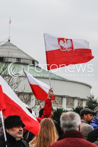  19.12.2015 WARSZAWA <br />MANIFESTACJA POD SEJMEM W OBRONIE DEMOKRACJI <br />N/Z BANERY TRANSPARENTY SEJM FLAGI<br /> 