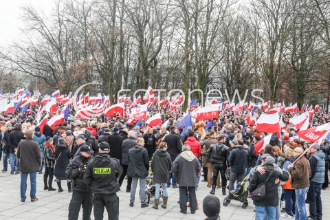  19.12.2015 WARSZAWA <br />MANIFESTACJA POD SEJMEM W OBRONIE DEMOKRACJI <br />N/Z BANERY TRANSPARENTY FLAGI<br /> 