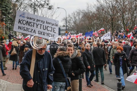  19.12.2015 WARSZAWA <br />MANIFESTACJA POD SEJMEM W OBRONIE DEMOKRACJI <br />N/Z PLAKATY TRANSPARENTY<br /> 
