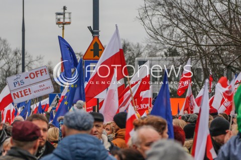 19.12.2015 WARSZAWA <br />MANIFESTACJA POD SEJMEM W OBRONIE DEMOKRACJI <br />N/Z PLAKATY TRANSPARENTY FLAGI<br /> 