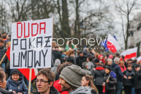  19.12.2015 WARSZAWA <br />MANIFESTACJA POD SEJMEM W OBRONIE DEMOKRACJI <br />N/Z PLAKATY TRANSPARENTY FLAGI<br /> 