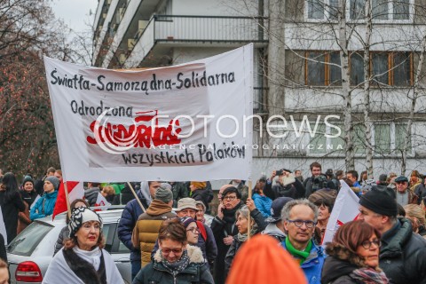  19.12.2015 WARSZAWA <br />MANIFESTACJA POD SEJMEM W OBRONIE DEMOKRACJI <br />N/Z PLAKATY TRANSPARENTY<br /> 