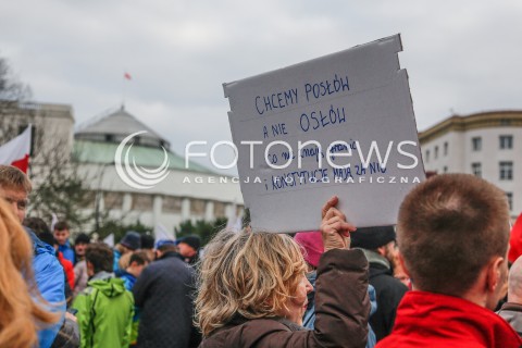 19.12.2015 WARSZAWA <br />MANIFESTACJA POD SEJMEM W OBRONIE DEMOKRACJI <br />N/Z PLAKATY TRANSPARENTY FLAGI SEJM<br /> 