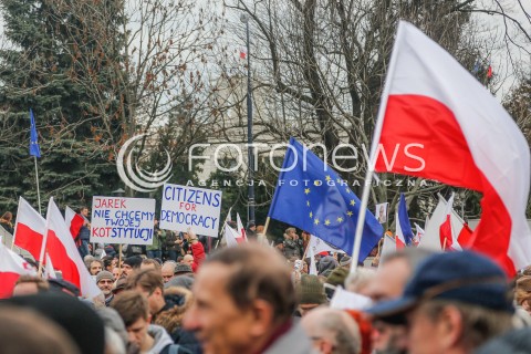  19.12.2015 WARSZAWA <br />MANIFESTACJA POD SEJMEM W OBRONIE DEMOKRACJI <br />N/Z PLAKATY TRANSPARENTY FLAGI<br /> 