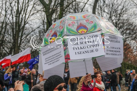  19.12.2015 WARSZAWA <br />MANIFESTACJA POD SEJMEM W OBRONIE DEMOKRACJI <br />N/Z PLAKATY TRANSPARENTY<br /> 