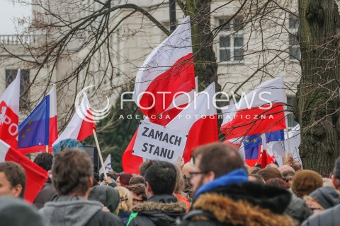  19.12.2015 WARSZAWA <br />MANIFESTACJA POD SEJMEM W OBRONIE DEMOKRACJI <br />N/Z PLAKATY TRANSPARENTY FLAGI<br /> 
