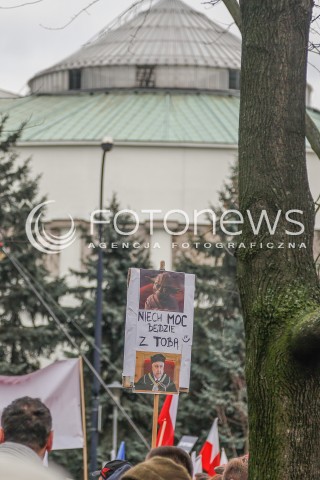  19.12.2015 WARSZAWA <br />MANIFESTACJA POD SEJMEM W OBRONIE DEMOKRACJI <br />N/Z PLAKATY TRANSPARENTY SEJM<br /> 