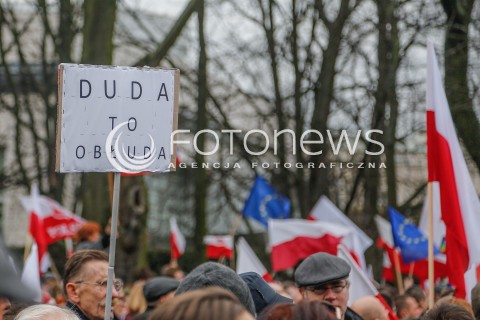  19.12.2015 WARSZAWA <br />MANIFESTACJA POD SEJMEM W OBRONIE DEMOKRACJI <br />N/Z PLAKATY TRANSPARENTY<br /> 