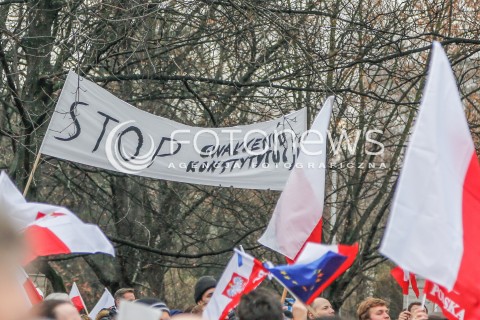  19.12.2015 WARSZAWA <br />MANIFESTACJA POD SEJMEM W OBRONIE DEMOKRACJI <br />N/Z PLAKATY TRANSPARENTY<br /> 