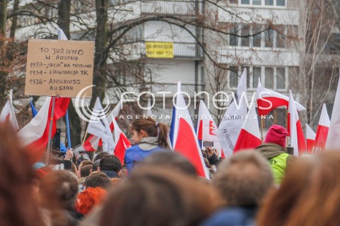  19.12.2015 WARSZAWA <br />MANIFESTACJA POD SEJMEM W OBRONIE DEMOKRACJI <br />N/Z PLAKATY TRANSPARENTY FLAGI<br /> 