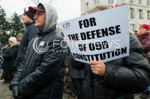  19.12.2015 WARSZAWA<br /> MANIFESTACJA KOMITETU OBRONY DEMOKRACJI POD SEJMEM PRZECIWKO ZMIANOM W TRYBUNALE KONSTYTUCYJNYM<br /> N/Z UCZESTNICY TRANSPARENT<br />  