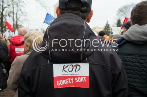  19.12.2015 WARSZAWA<br /> MANIFESTACJA KOMITETU OBRONY DEMOKRACJI POD SEJMEM PRZECIWKO ZMIANOM W TRYBUNALE KONSTYTUCYJNYM<br /> N/Z UCZESTNICY TRANSPARENT<br />  