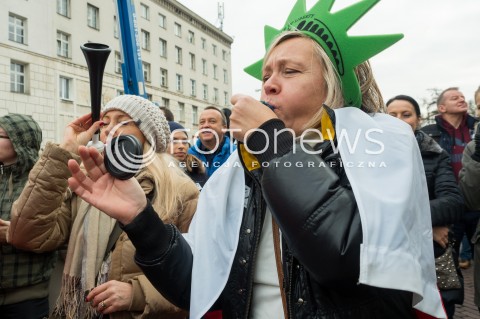  19.12.2015 WARSZAWA<br /> MANIFESTACJA KOMITETU OBRONY DEMOKRACJI POD SEJMEM PRZECIWKO ZMIANOM W TRYBUNALE KONSTYTUCYJNYM<br /> N/Z UCZESTNICY<br />  