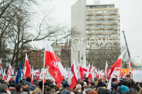  19.12.2015 WARSZAWA<br /> MANIFESTACJA KOMITETU OBRONY DEMOKRACJI POD SEJMEM PRZECIWKO ZMIANOM W TRYBUNALE KONSTYTUCYJNYM<br /> N/Z UCZESTNICY<br />  