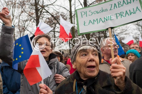  19.12.2015 WARSZAWA<br /> MANIFESTACJA KOMITETU OBRONY DEMOKRACJI POD SEJMEM PRZECIWKO ZMIANOM W TRYBUNALE KONSTYTUCYJNYM<br /> N/Z UCZESTNICY TRANSPARENT<br />  