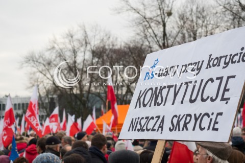  19.12.2015 WARSZAWA<br /> MANIFESTACJA KOMITETU OBRONY DEMOKRACJI POD SEJMEM PRZECIWKO ZMIANOM W TRYBUNALE KONSTYTUCYJNYM<br /> N/Z UCZESTNICY TRANSPARENT<br />  