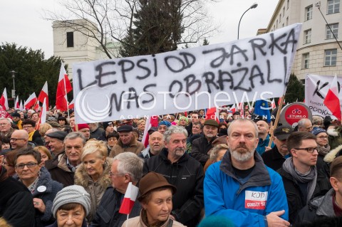  19.12.2015 WARSZAWA<br /> MANIFESTACJA KOMITETU OBRONY DEMOKRACJI POD SEJMEM PRZECIWKO ZMIANOM W TRYBUNALE KONSTYTUCYJNYM<br /> N/Z UCZESTNICY TRANSPARENT<br />  