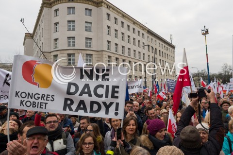  19.12.2015 WARSZAWA<br /> MANIFESTACJA KOMITETU OBRONY DEMOKRACJI POD SEJMEM PRZECIWKO ZMIANOM W TRYBUNALE KONSTYTUCYJNYM<br /> N/Z UCZESTNICY TRANSPARENT<br />  