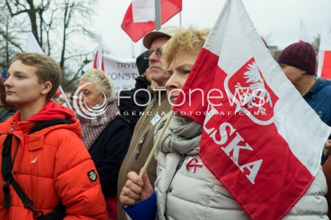  19.12.2015 WARSZAWA<br /> MANIFESTACJA KOMITETU OBRONY DEMOKRACJI POD SEJMEM PRZECIWKO ZMIANOM W TRYBUNALE KONSTYTUCYJNYM<br /> N/Z UCZESTNICY<br />  