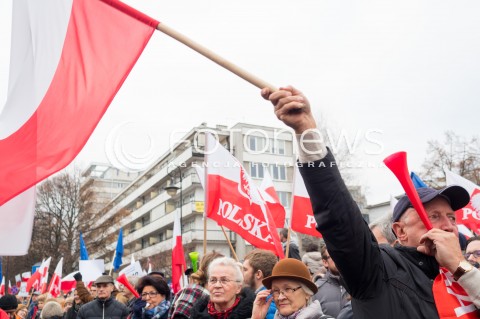  19.12.2015 WARSZAWA<br /> MANIFESTACJA KOMITETU OBRONY DEMOKRACJI POD SEJMEM PRZECIWKO ZMIANOM W TRYBUNALE KONSTYTUCYJNYM<br /> N/Z UCZESTNICY<br />  