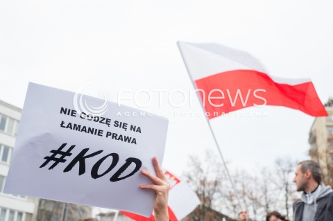  19.12.2015 WARSZAWA<br /> MANIFESTACJA KOMITETU OBRONY DEMOKRACJI POD SEJMEM PRZECIWKO ZMIANOM W TRYBUNALE KONSTYTUCYJNYM<br /> N/Z UCZESTNICY TRANSPARENT<br />  