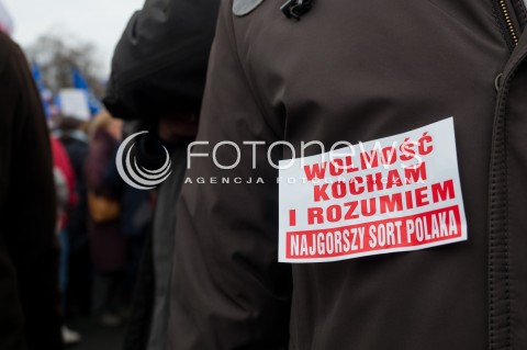  19.12.2015 WARSZAWA<br /> MANIFESTACJA KOMITETU OBRONY DEMOKRACJI POD SEJMEM PRZECIWKO ZMIANOM W TRYBUNALE KONSTYTUCYJNYM<br /> N/Z UCZESTNICY TRANSPARENT<br />  