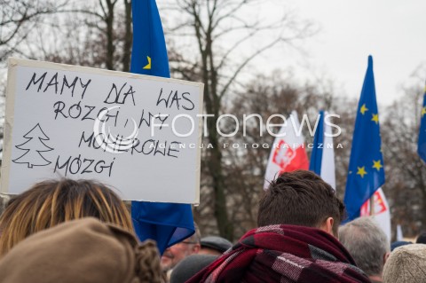  19.12.2015 WARSZAWA<br /> MANIFESTACJA KOMITETU OBRONY DEMOKRACJI POD SEJMEM PRZECIWKO ZMIANOM W TRYBUNALE KONSTYTUCYJNYM<br /> N/Z UCZESTNICY TRANSPARENT<br />  