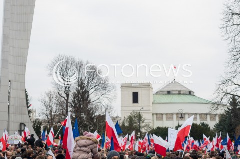  19.12.2015 WARSZAWA<br /> MANIFESTACJA KOMITETU OBRONY DEMOKRACJI POD SEJMEM PRZECIWKO ZMIANOM W TRYBUNALE KONSTYTUCYJNYM<br /> N/Z UCZESTNICY SEJM<br />  