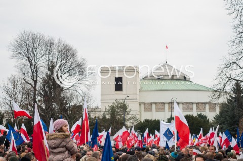  19.12.2015 WARSZAWA<br /> MANIFESTACJA KOMITETU OBRONY DEMOKRACJI POD SEJMEM PRZECIWKO ZMIANOM W TRYBUNALE KONSTYTUCYJNYM<br /> N/Z UCZESTNICY SEJM<br />  