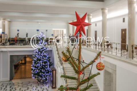  21.12.2015 WARSZAWA SEJM<br />SZOSTE POSIEDZENIE SEJMU VIII KADENCJI<br />N/Z CHOINKA NA KORYTARZU SEJMU<br /> 