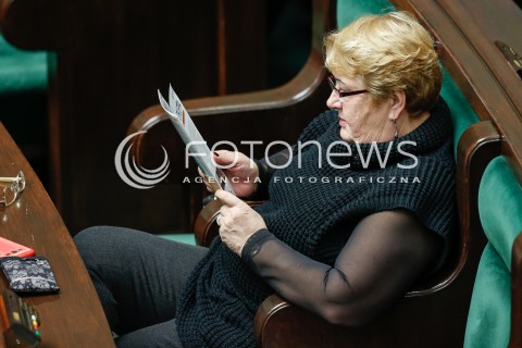  29.12.2015 WARSZAWA SEJM<br />POSIEDZENIE SEJMU VIII KADENCJI<br />N/Z HENRYKA KRZYWONOS CZYTA GAZETE W TRAKCIE OBRAD<br /> 