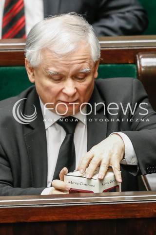  29.12.2015 WARSZAWA SEJM<br />POSIEDZENIE SEJMU VIII KADENCJI<br />N/Z JAROSLAW KACZYNSKI OTWIERA PREZENT BOMBKA SWIATECZNA NA CHOINKE<br /> 
