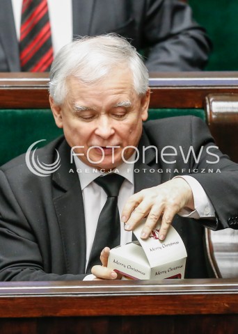  29.12.2015 WARSZAWA SEJM<br />POSIEDZENIE SEJMU VIII KADENCJI<br />N/Z JAROSLAW KACZYNSKI OTWIERA PREZENT BOMBKA SWIATECZNA NA CHOINKE<br /> 