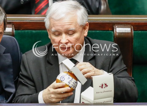  29.12.2015 WARSZAWA SEJM<br />POSIEDZENIE SEJMU VIII KADENCJI<br />N/Z JAROSLAW KACZYNSKI OTWIERA PREZENT BOMBKA SWIATECZNA NA CHOINKE<br /> 