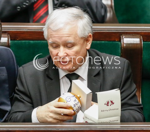  29.12.2015 WARSZAWA SEJM<br />POSIEDZENIE SEJMU VIII KADENCJI<br />N/Z JAROSLAW KACZYNSKI OTWIERA PREZENT BOMBKA SWIATECZNA NA CHOINKE<br /> 