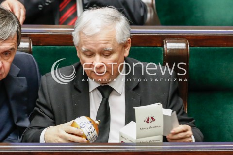  29.12.2015 WARSZAWA SEJM<br />POSIEDZENIE SEJMU VIII KADENCJI<br />N/Z JAROSLAW KACZYNSKI OTWIERA PREZENT BOMBKA SWIATECZNA NA CHOINKE<br /> 