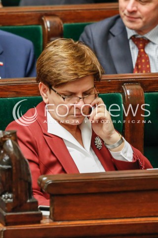  29.12.2015 WARSZAWA SEJM<br />POSIEDZENIE SEJMU VIII KADENCJI<br />N/Z PREMIER BEATA SZYDLO ROZMAWIA PRZEZ TELEFON KOMORKE KOMORKA<br /> 