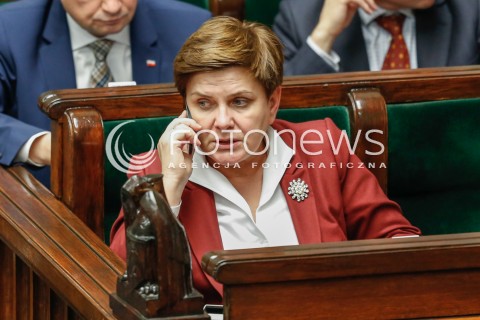  29.12.2015 WARSZAWA SEJM<br />POSIEDZENIE SEJMU VIII KADENCJI<br />N/Z PREMIER BEATA SZYDLO ROZMAWIA PRZEZ TELEFON KOMORKE KOMORKA<br /> 