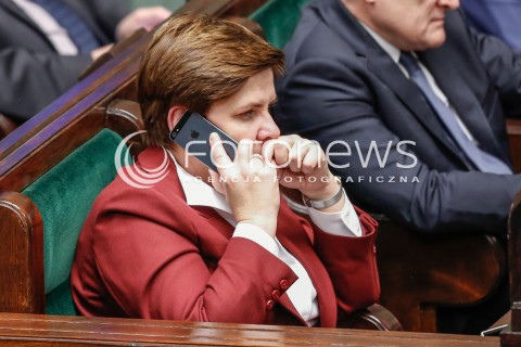  29.12.2015 WARSZAWA SEJM<br />POSIEDZENIE SEJMU VIII KADENCJI<br />N/Z PREMIER BEATA SZYDLO ROZMAWIA PRZEZ TELEFON KOMORKE KOMORKA IPHONE<br /> 