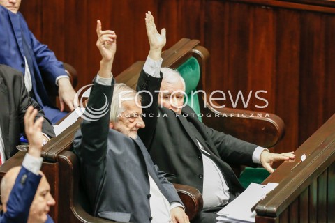  29.12.2015 WARSZAWA SEJM<br />POSIEDZENIE SEJMU VIII KADENCJI<br />N/Z JAROSLAW KACZYNSKI RYSZARD TERLECKI GLOSUJE<br /> 